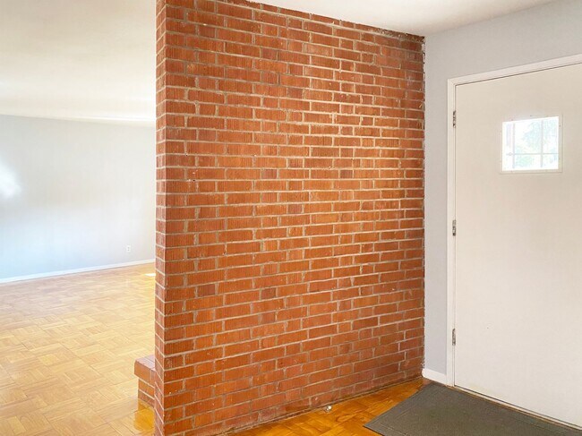 Building Photo - Charming Single Level 3 Bedroom in Adair V...