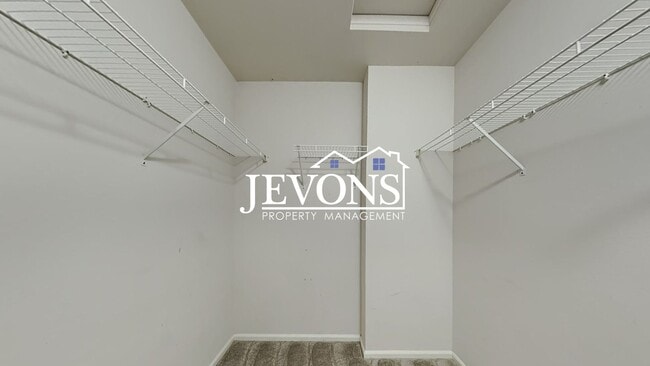 Building Photo - Experience this beautiful SeaTac single-family home with an equipped kitchen, high ceilings, near...