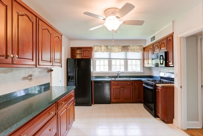 Building Photo - 4 bedroom, 2.5 bathroom home in Camp Hill