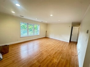 Building Photo - 3Br/2Bth in Oak Sq. Great for a roommates. 3 parking included,  laundry IN UNIT!