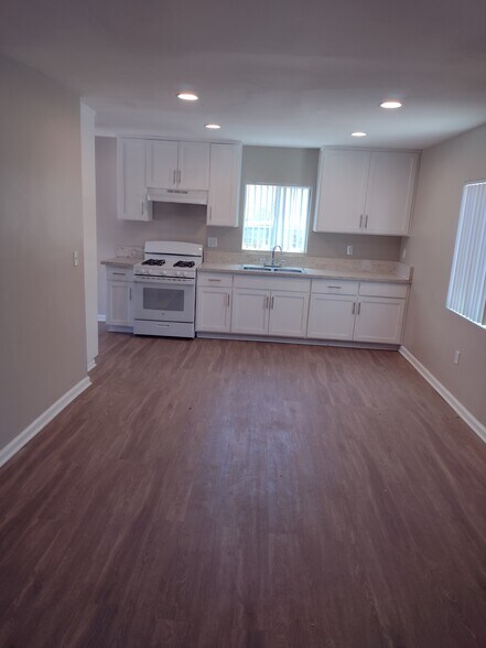 Primary Photo - 1041 E Avenue R