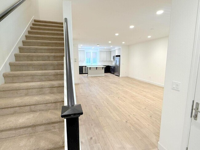 Building Photo - NEW PRICE ! Modern & Luxurious Ryan Terrac...