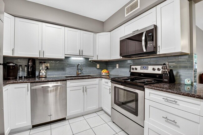 Building Photo - 9900 Pineapple Tree Dr