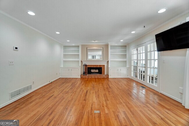 Building Photo - 295 Oakmere Rd