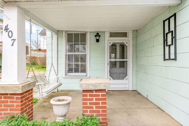 Building Photo - Cozy 2 Bedroom Downtown Home Available!