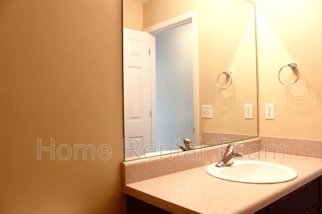 Building Photo - 122 Lake Pointe Dr