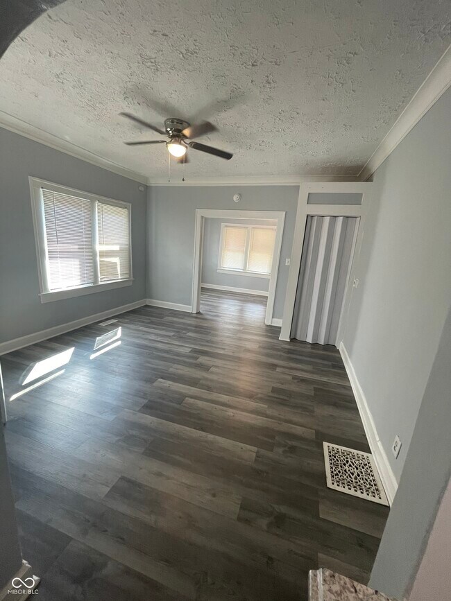 Building Photo - 15 N Riley Ave