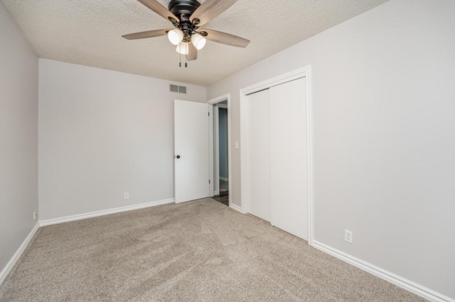Building Photo - Cute 3 bedroom house near shopping, restau...