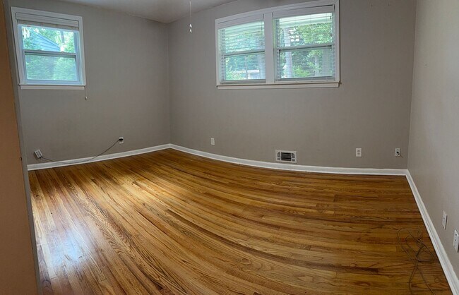 Building Photo - 5 Bedroom/4 Bath Home for lease on 1.5 Acr...