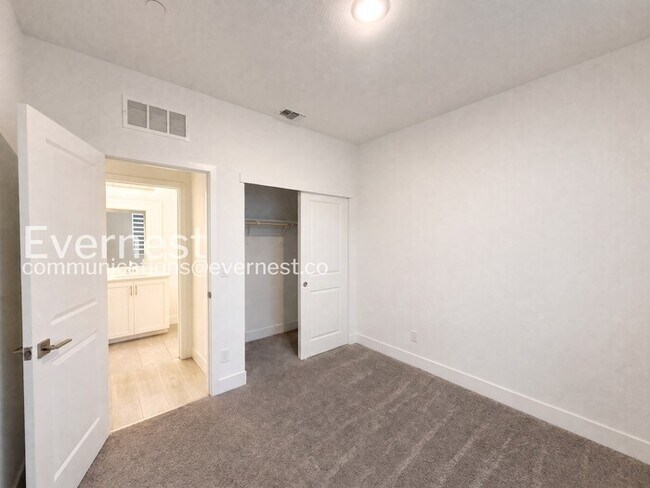 Building Photo - 4-Bed/3-Bath Home/Voucher Accepted/Available Now!