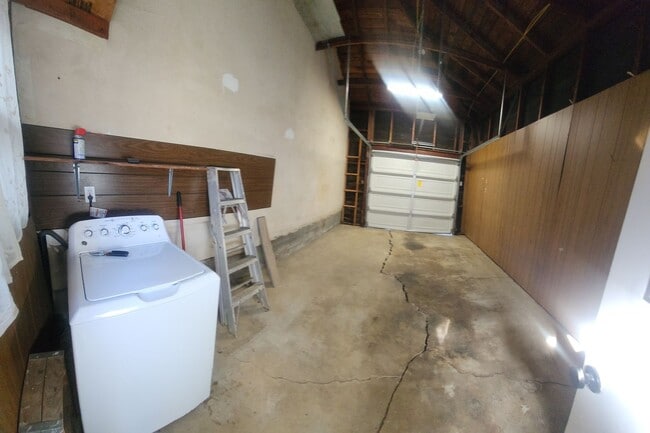 Building Photo - Well maintained 5 bedroom 2 bath with garage