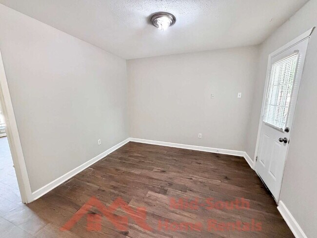Building Photo - 452 Delta Rd