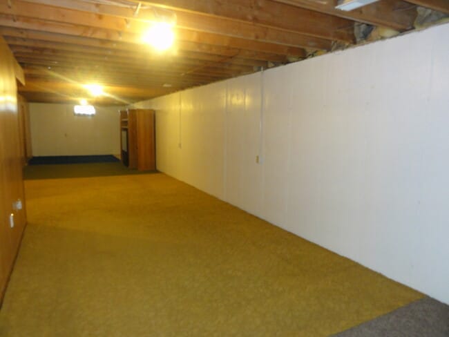 Building Photo - Great Home in Smaller Chapman Community!