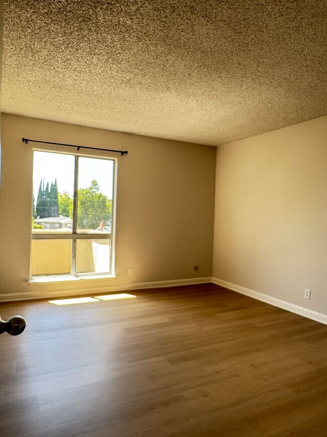 Building Photo - Welcome to this updated 3 bedroom condo with laminate vinyl plank flooring
