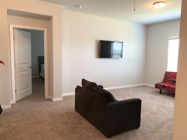 Building Photo - 285 Broadmoor Dr