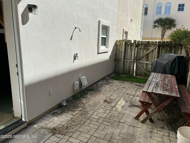 Building Photo - 1018 1st St S