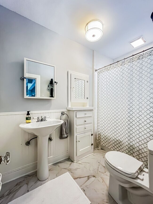 Building Photo - Unfurnished Light Filled Modern Spanish Home in Hollywood Hills