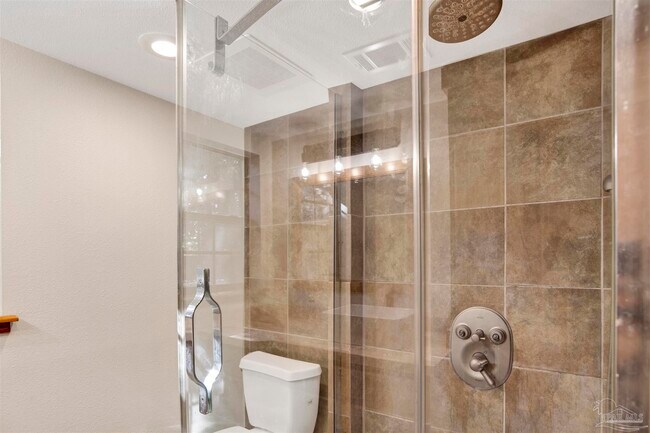 Building Photo - 525 Lakewood Rd