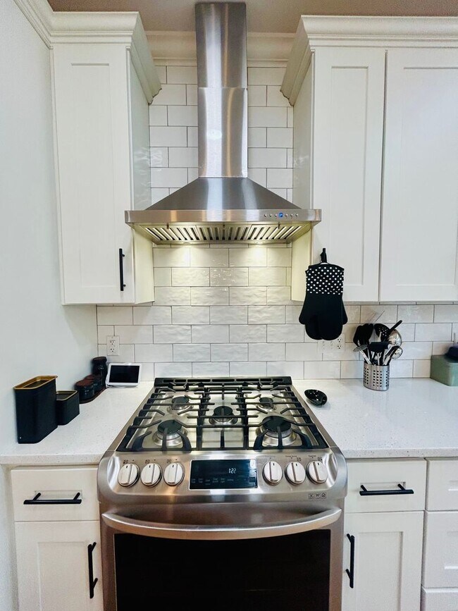 Building Photo - Available Now! 4 Bedroom 3.5 Bath Townhome...