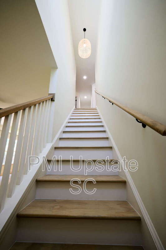 Building Photo - 307 Woodruff Lake Way
