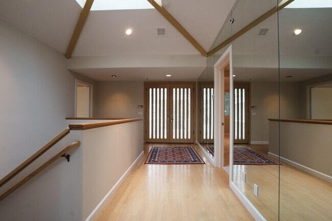 Building Photo - Spectacular 3 bed/3 bath home, gated community, walk to town!