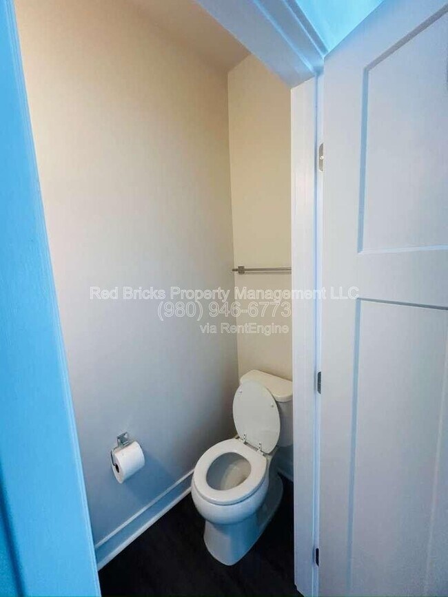 Building Photo - 9902 Oaklawn Blvd NW