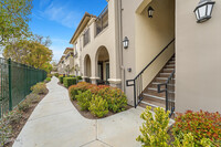 Building Photo - 453 Country Club Dr