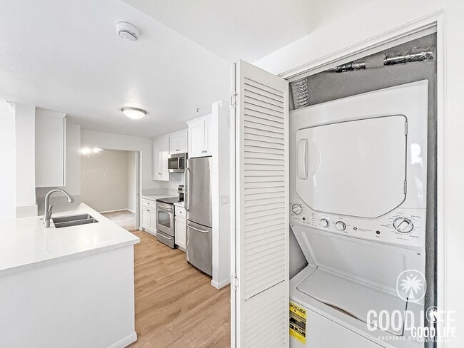 Building Photo - Modern 2 Bed Condo with Resort-Style Amenities in UTC