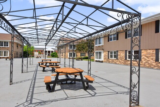 Building Photo - "Charming 2-Bed Condo Retreat: Comfort & Convenience in Brown Deer!"