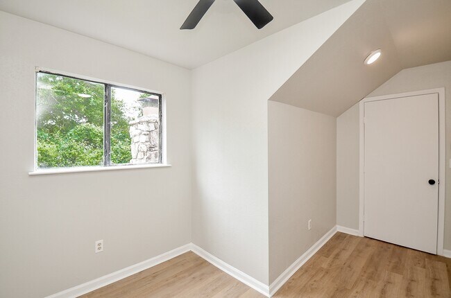 Building Photo - 9903 Bromel Station St