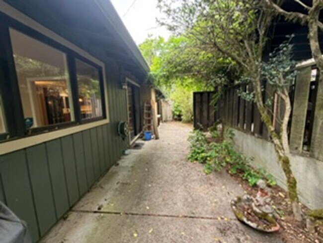Building Photo - Charming, Spacious, Updated Home in Lake Oswego!