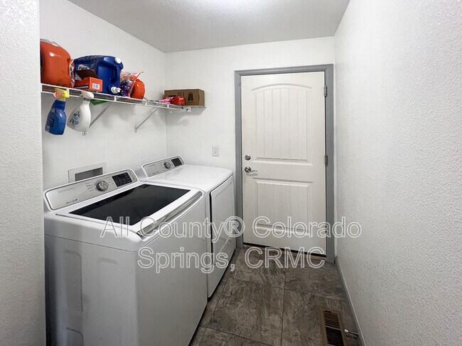Building Photo - 6168 Rocking Chair Ln