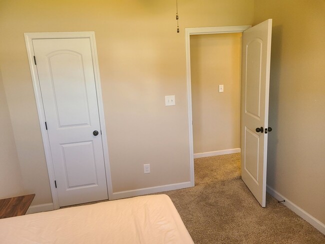 Building Photo - 3 Bedroom, 2 bath home in the Bridgeport C...