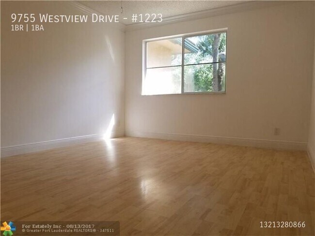 Building Photo - 9755 Westview Dr