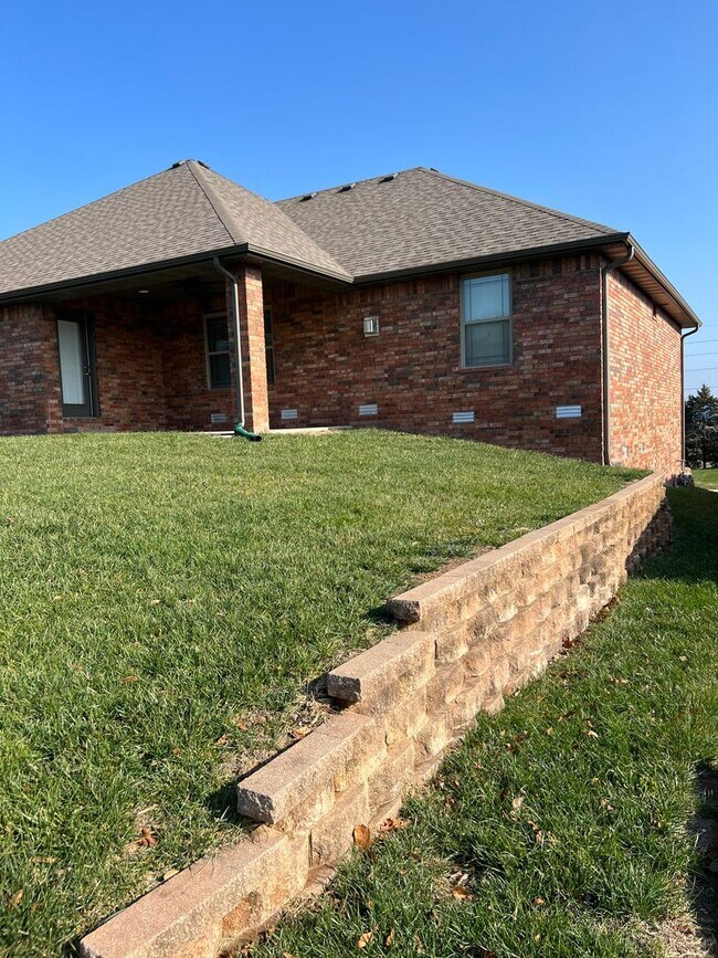 Building Photo - 4 Bedroom | 2 Bathroom | 3 Car Garage| Springfield MO | Fire Place | Covered patio!