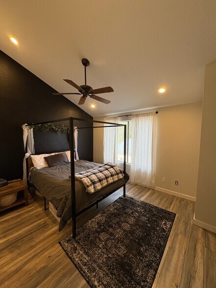 Master bedroom - 3315 E Kelton Ln