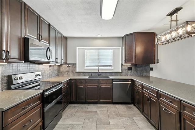 Primary Photo - 990 Acorn Dr