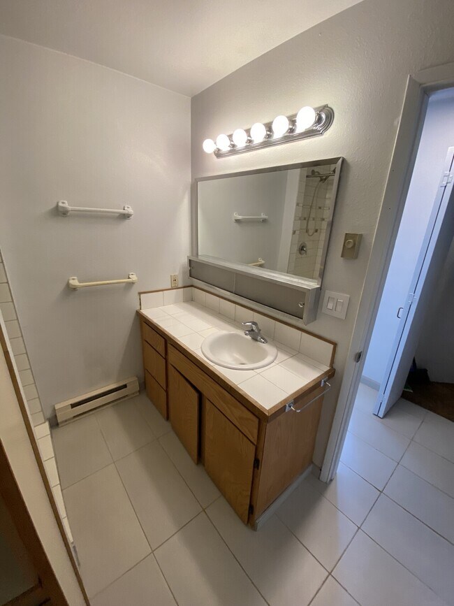 Building Photo - 505-513 Asbury Court