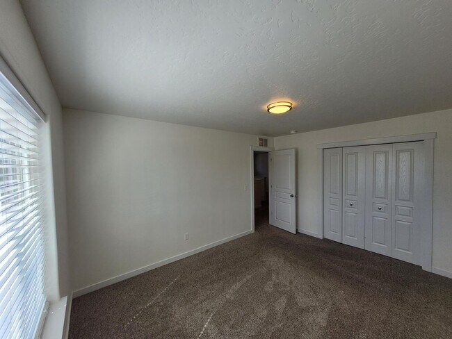 Building Photo - Spacious Home For Everyone!