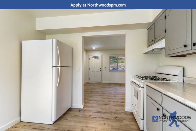 Building Photo - Newly Renovated 2 Bedroom 1 Bath in Beauti...