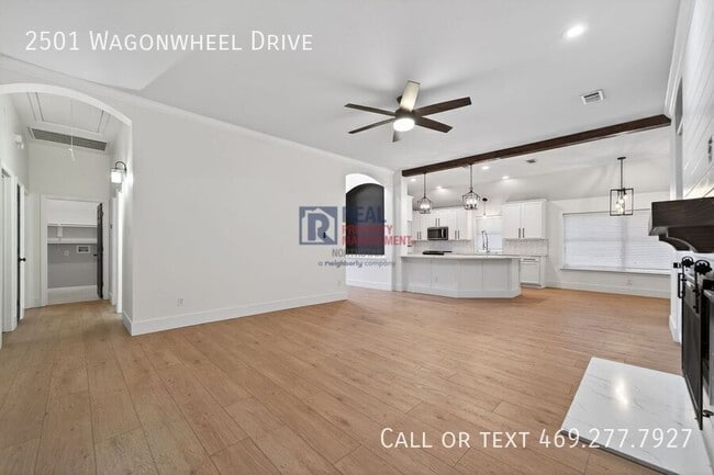 Building Photo - 2501 Wagonwheel Dr