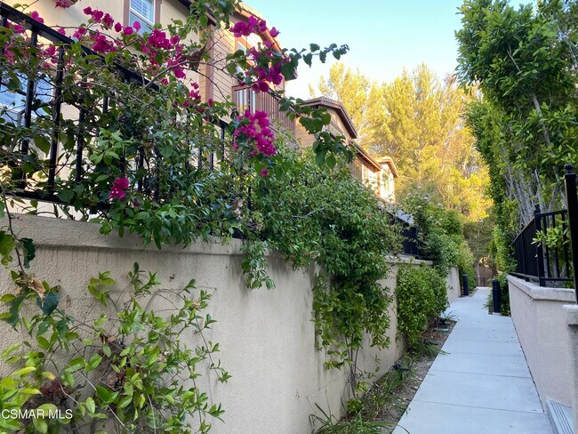 Building Photo - 730 Tennis Club Ln