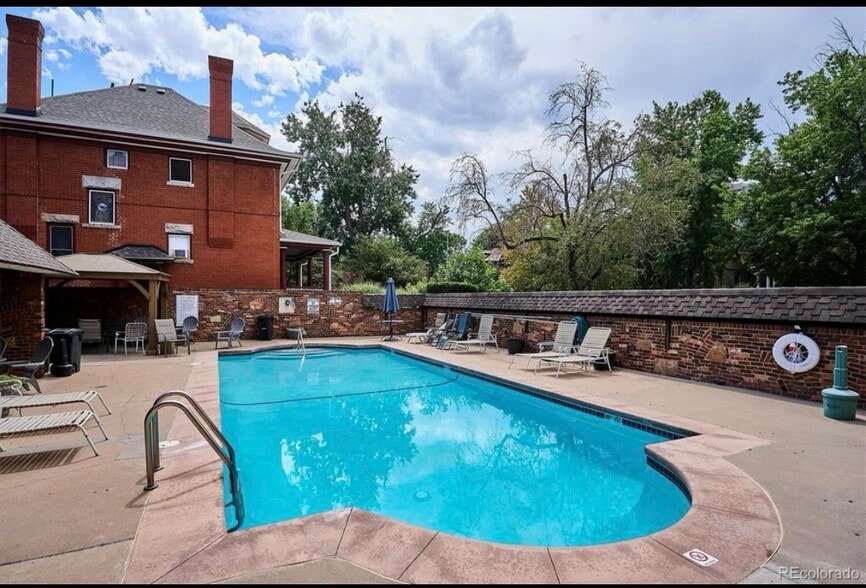 Swimming pool - 1260 York St