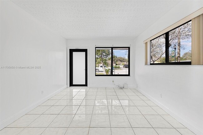 Building Photo - 3241 SW 40th Ave