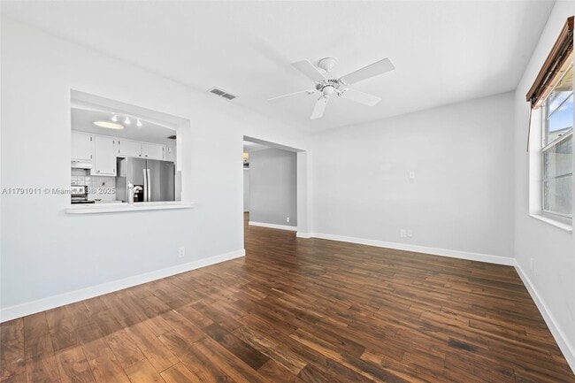 Building Photo - 910 SW 6th Ave