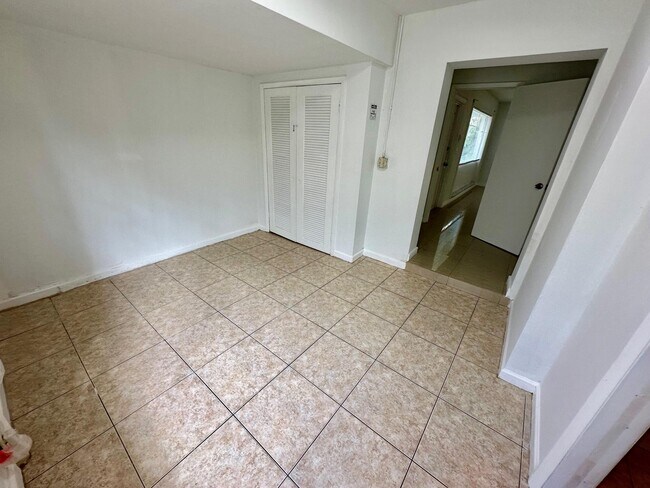 Building Photo - 308 SE 12th St