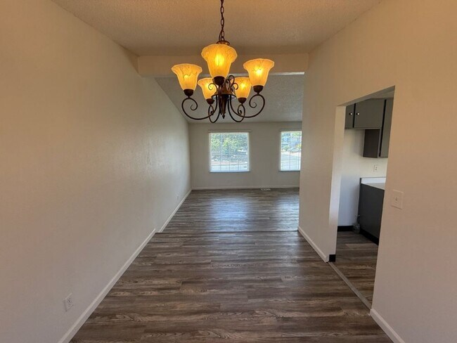 Building Photo - Rare Remodeled 5 Bedroom 2.5 Bath Tri Level in Vacaville
