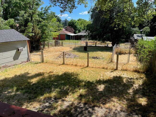 Building Photo - 2 bedroom 1 bathroom house