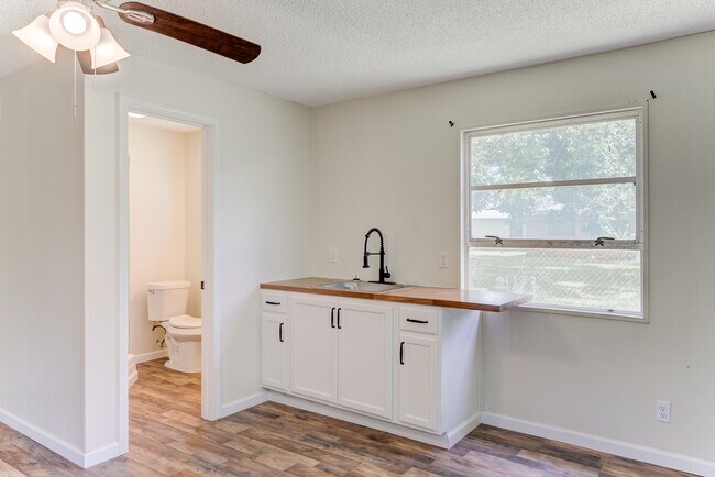 Building Photo - 305 Yaupon St