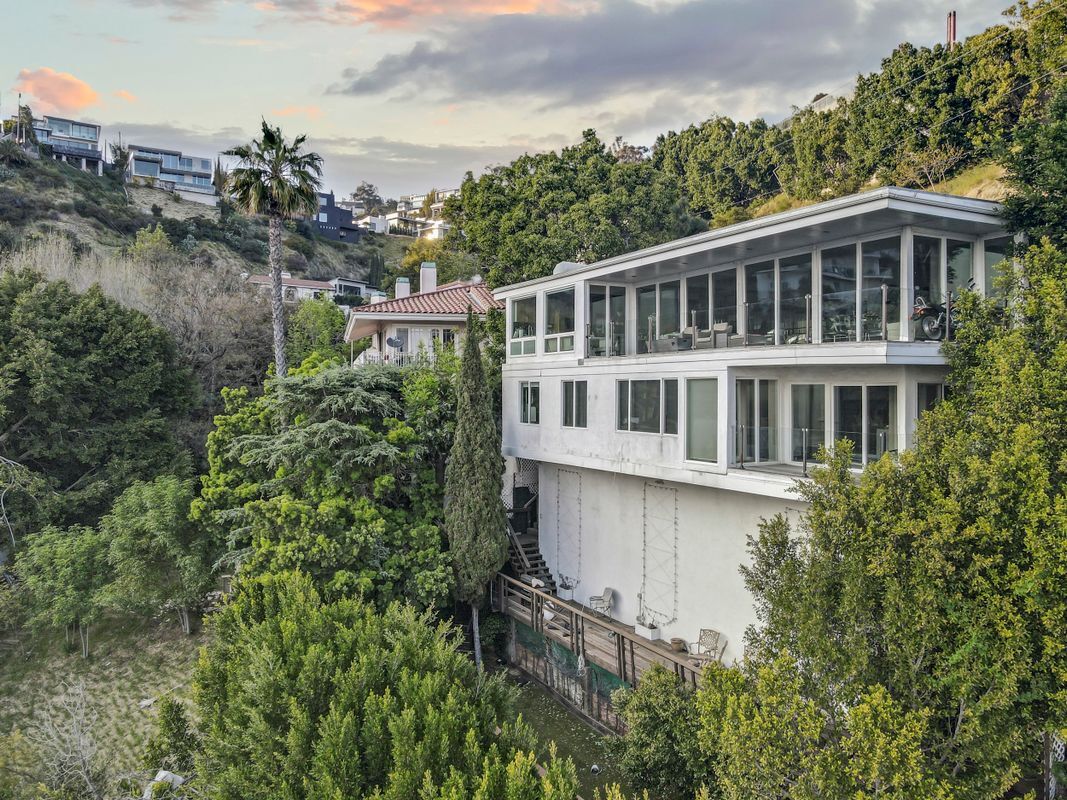 Building Photo - 1737 Sunset Plaza Dr